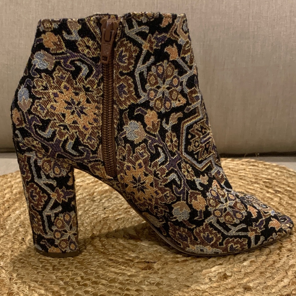 Candies Tapestry Open Toe Inside Zip 4” Block Heel. Size 8. Perfect Condition